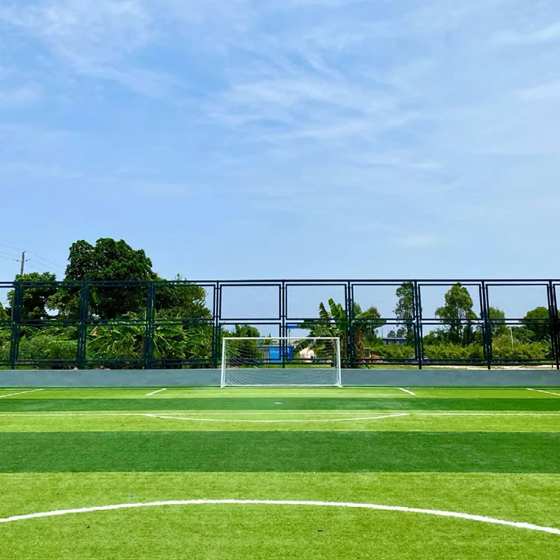 Rumput buatan yang tidak dipenuhi untuk acara sukan